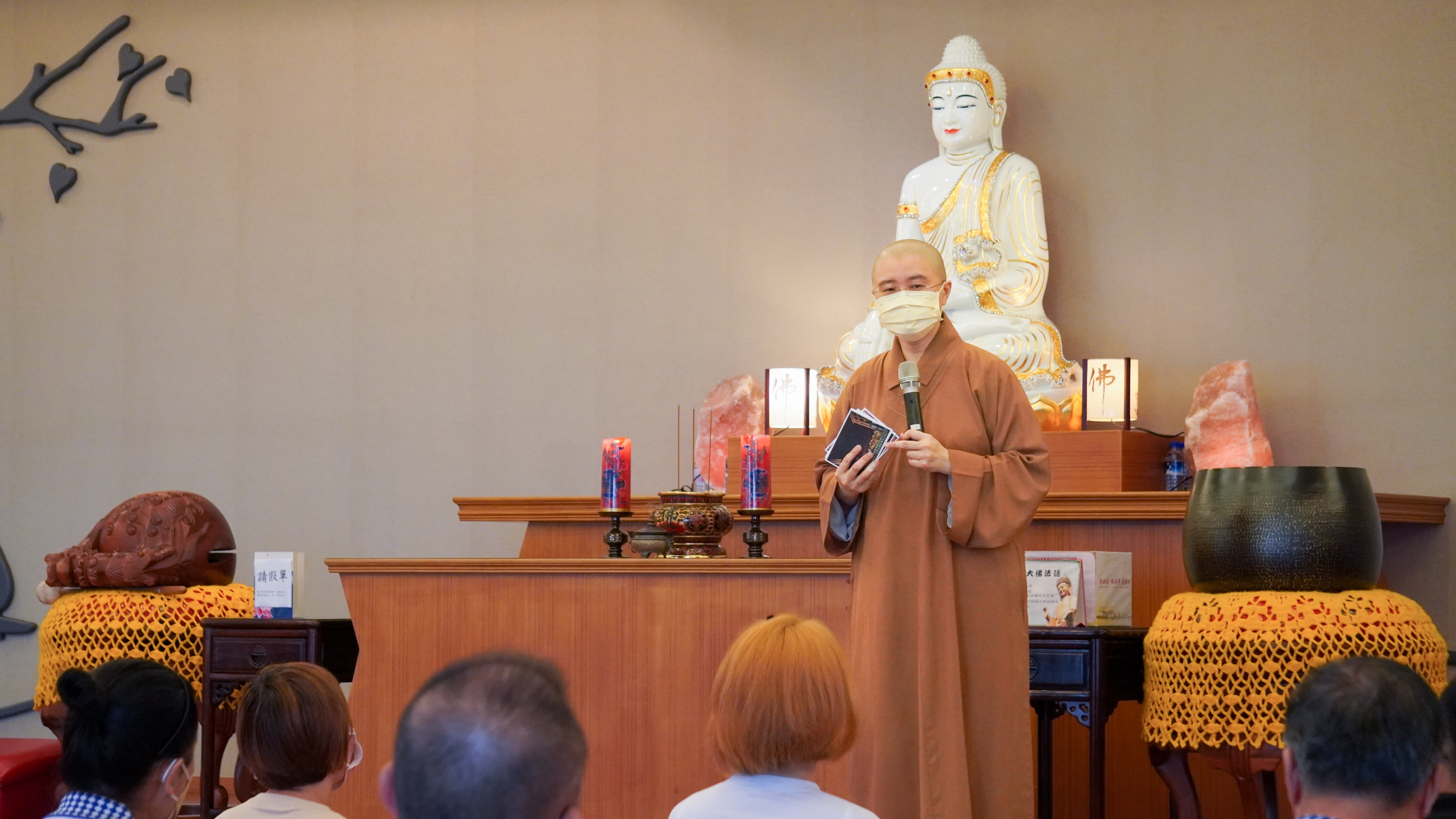 2佛教学系生活老师妙迦法师为义工开示。